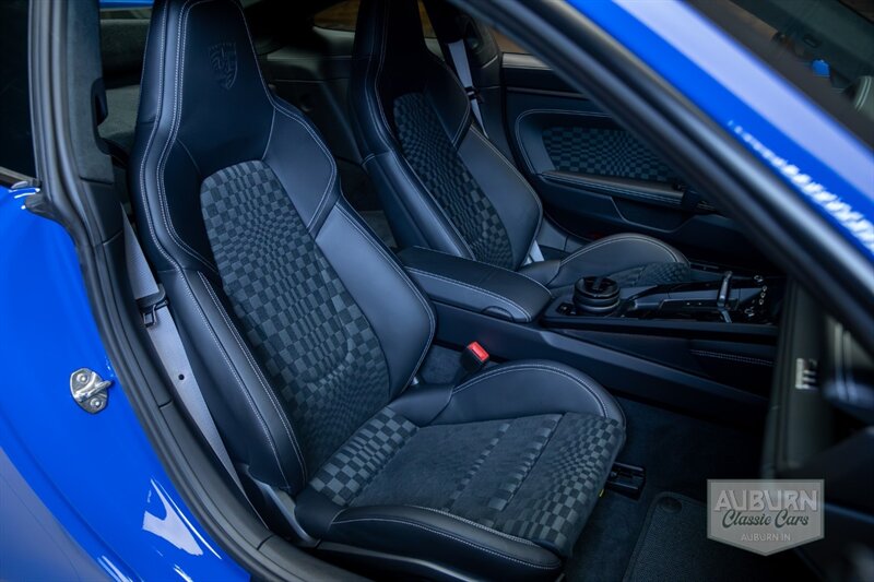 2026 Porsche 911 Carrera GTS — thumbnail 31 of 33