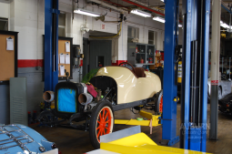 
										1915 Hudson Boattail Racer full									