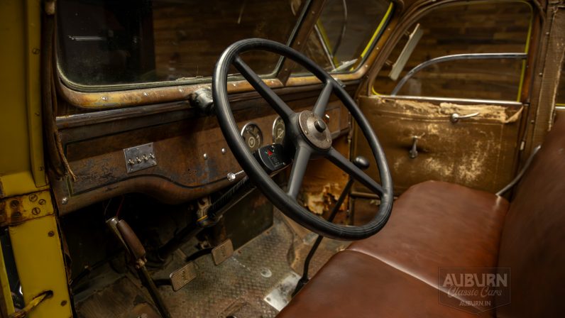 
								1937 White Model 706 Tour Bus full									